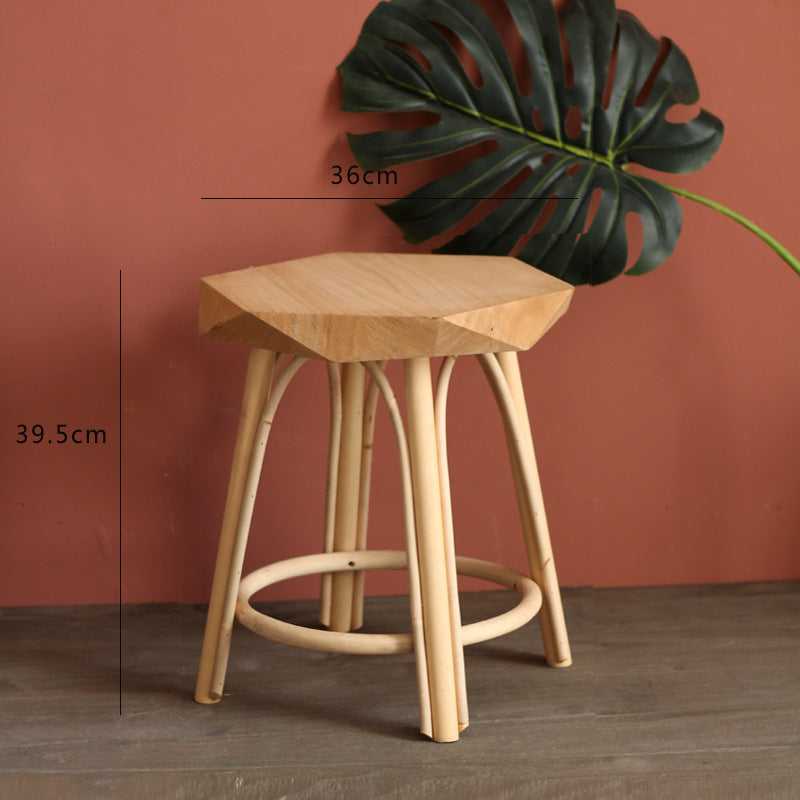 Moderner Hocker aus massivem Holz Karnz