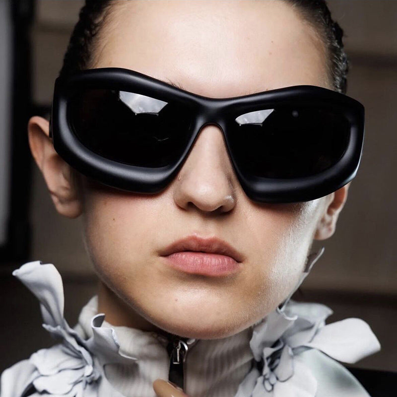 Damen sportliche Sonnenbrille mit schützendem UV-Filter und dickem Rahmen Karnz