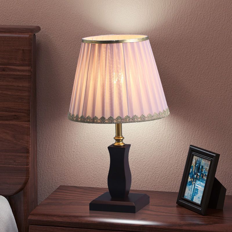 Elegante Tischlampe mit plissiertem Schirm