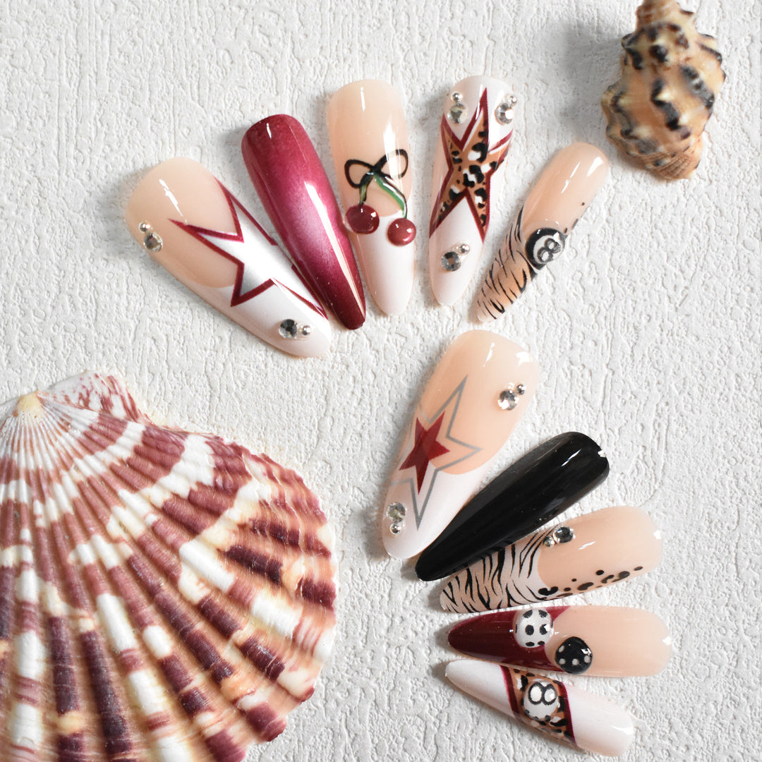 Künstlerische Stiletto Press-On Nägel mit einzigartigen Designs Karnz