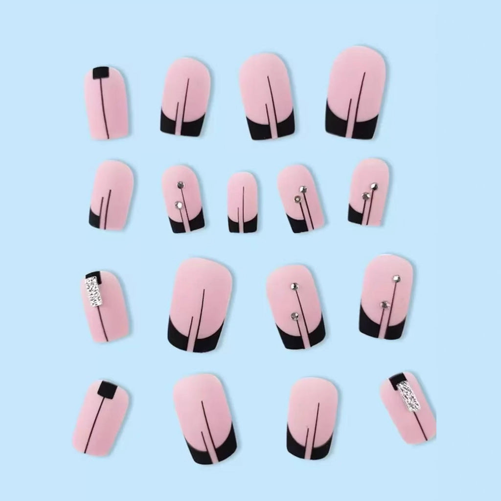 Kunstnagelset mit eleganten Strass-Akzenten und stylishen Linien Karnz