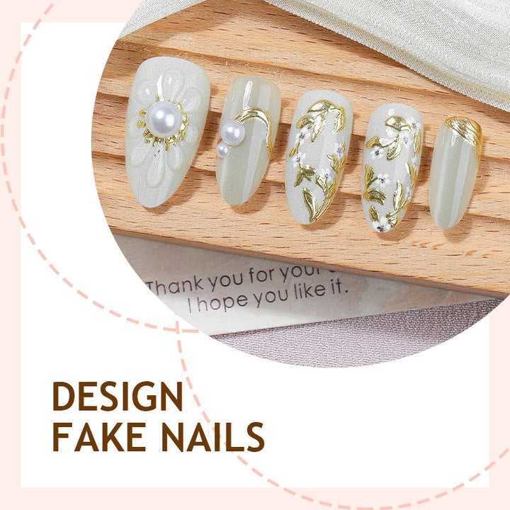 Kunstnagelset mit eleganten Blüten- und Perlenverzierungen Karnz
