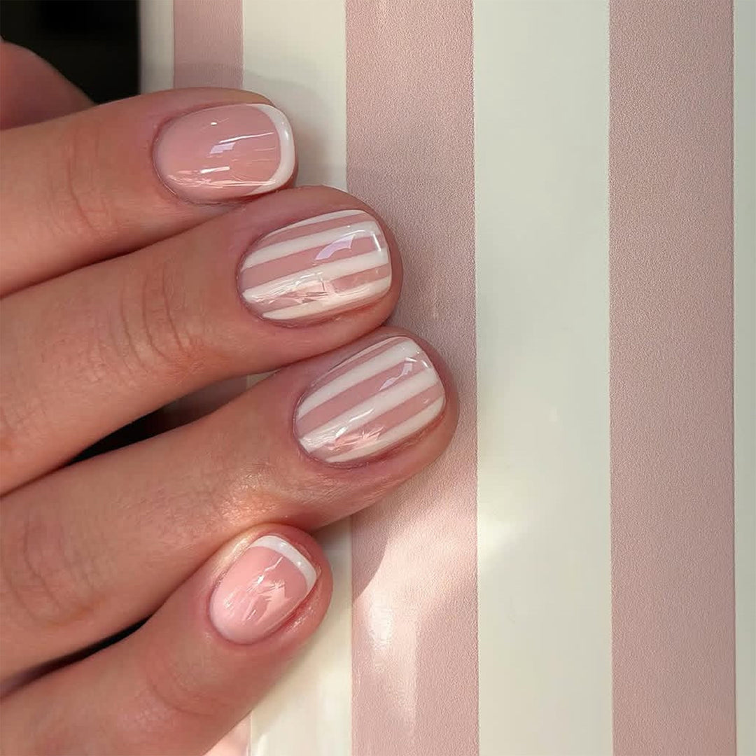 Künstliche Nagelkunst mit Streifenmuster Karnz