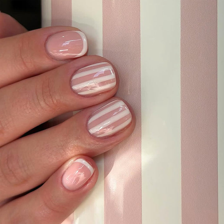 Künstliche Nagelkunst mit Streifenmuster Karnz