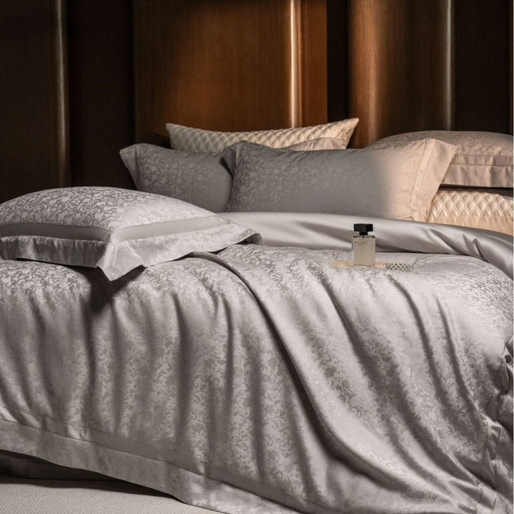 Luxuriöse Satin-Jacquard Bettwäsche-Garnitur mit feinem Damast-Ornament und Oxford-Kissen