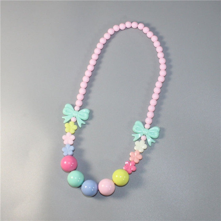 Bunte Perlenkette mit Floralen Elementen Karnz
