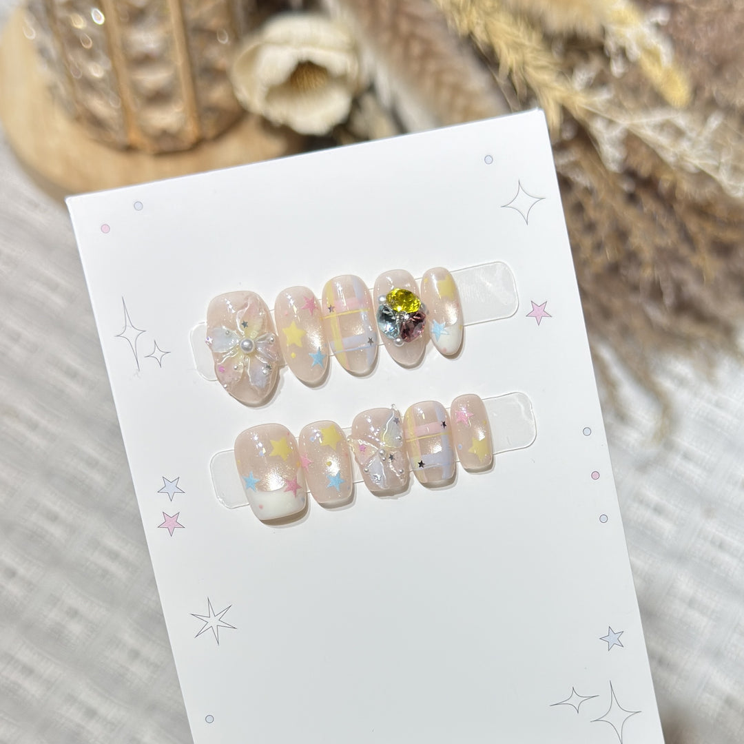 Dekoratives Press-On Nagelkunst Set mit Schmetterlings- und Sternelementen