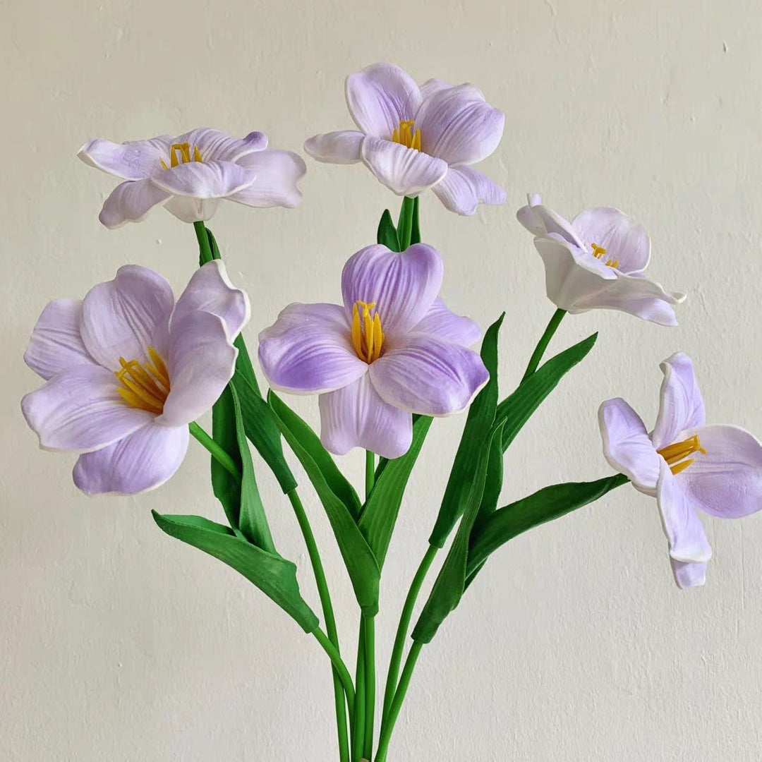Lebensechte dekorative Blumenarrangement