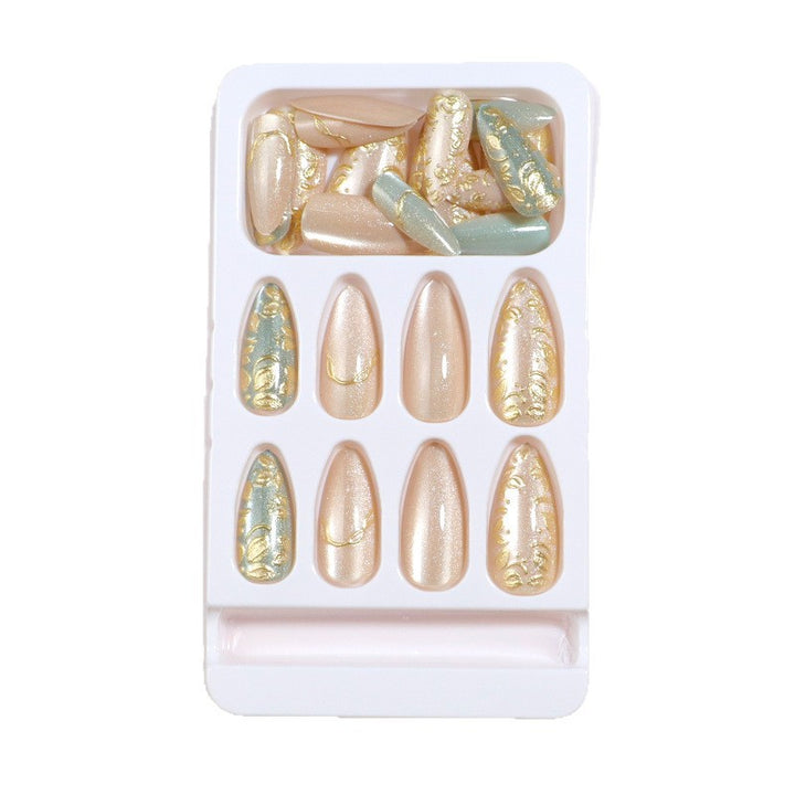 Künstlerisches Stiletto Press-On Nagelset mit eleganten goldenen Akzenten Karnz