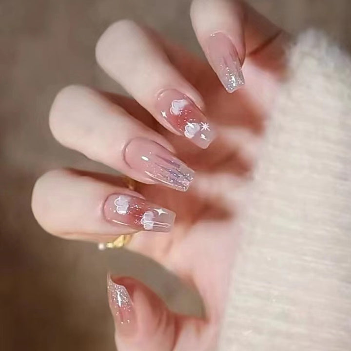 Kunstvolle Nagelkunst mit Wolken-Design Karnz