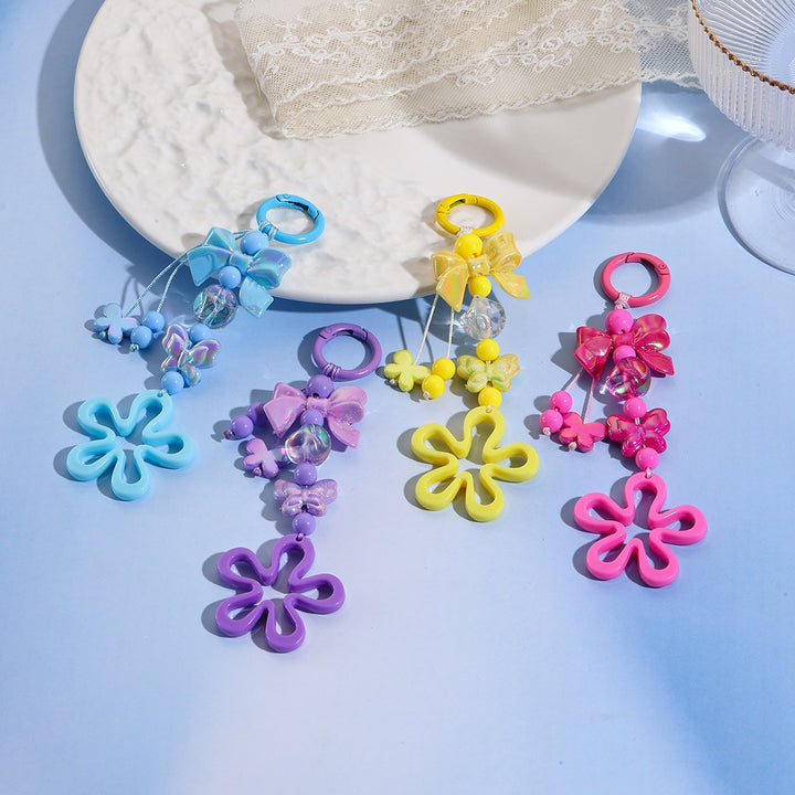 Verspielter Schlüsselanhänger mit Blüten- und Schmetterlingsdetails Karnz