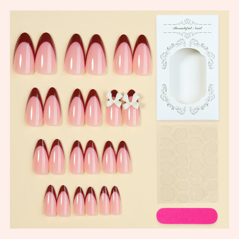 Kunstnagelset mit kreativem French-Tip Design und niedlichen Schleifen Karnz