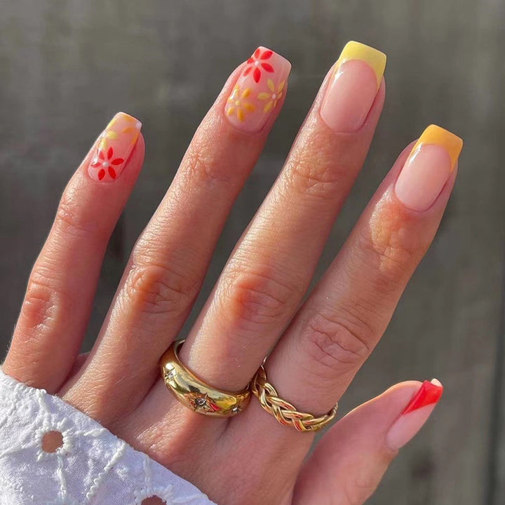 Kunstvolle Nagelkunst mit zarten Blumenakzenten Karnz