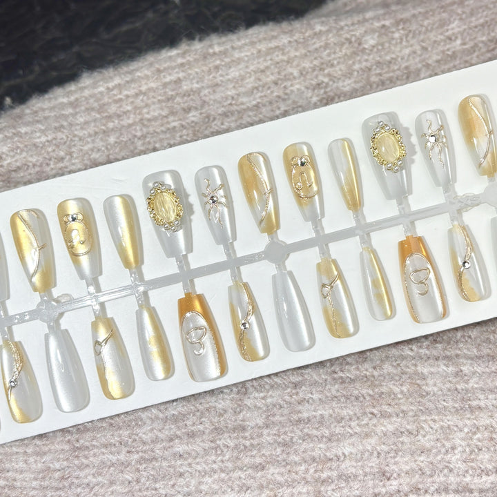 Elegantes Press-On-Nagelkunst-Set mit goldenen Folienakzenten