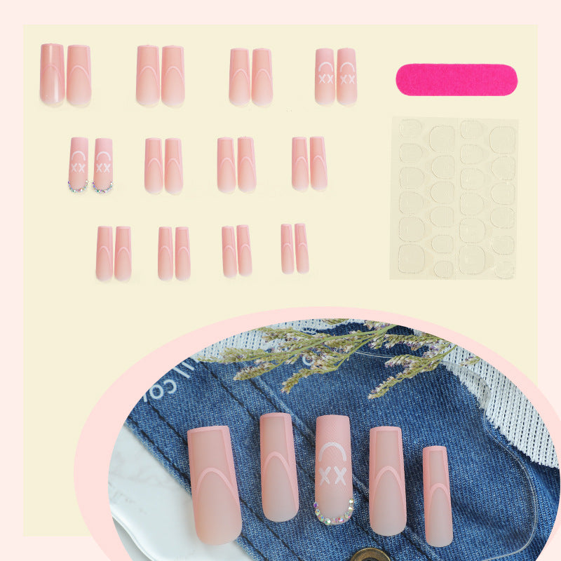 Dekoratives Press-On-Nail-Set mit verspielten Designs Karnz