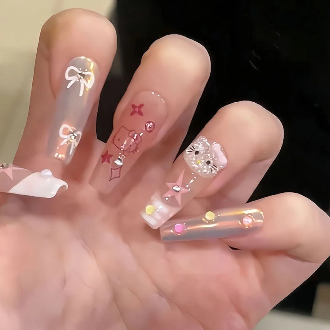 Dekorativer Press-On-Nagelset mit Charakterakzenten Karnz