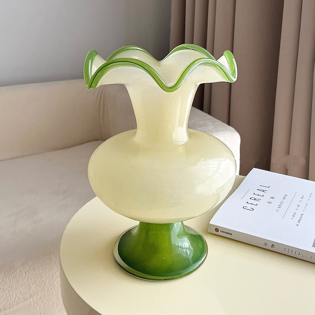 Mouthblown gerippte Podest Kunstglas Trompetenvase Karnz