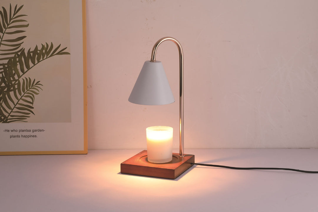 Moderne Tischlampe mit Kerzenhalter