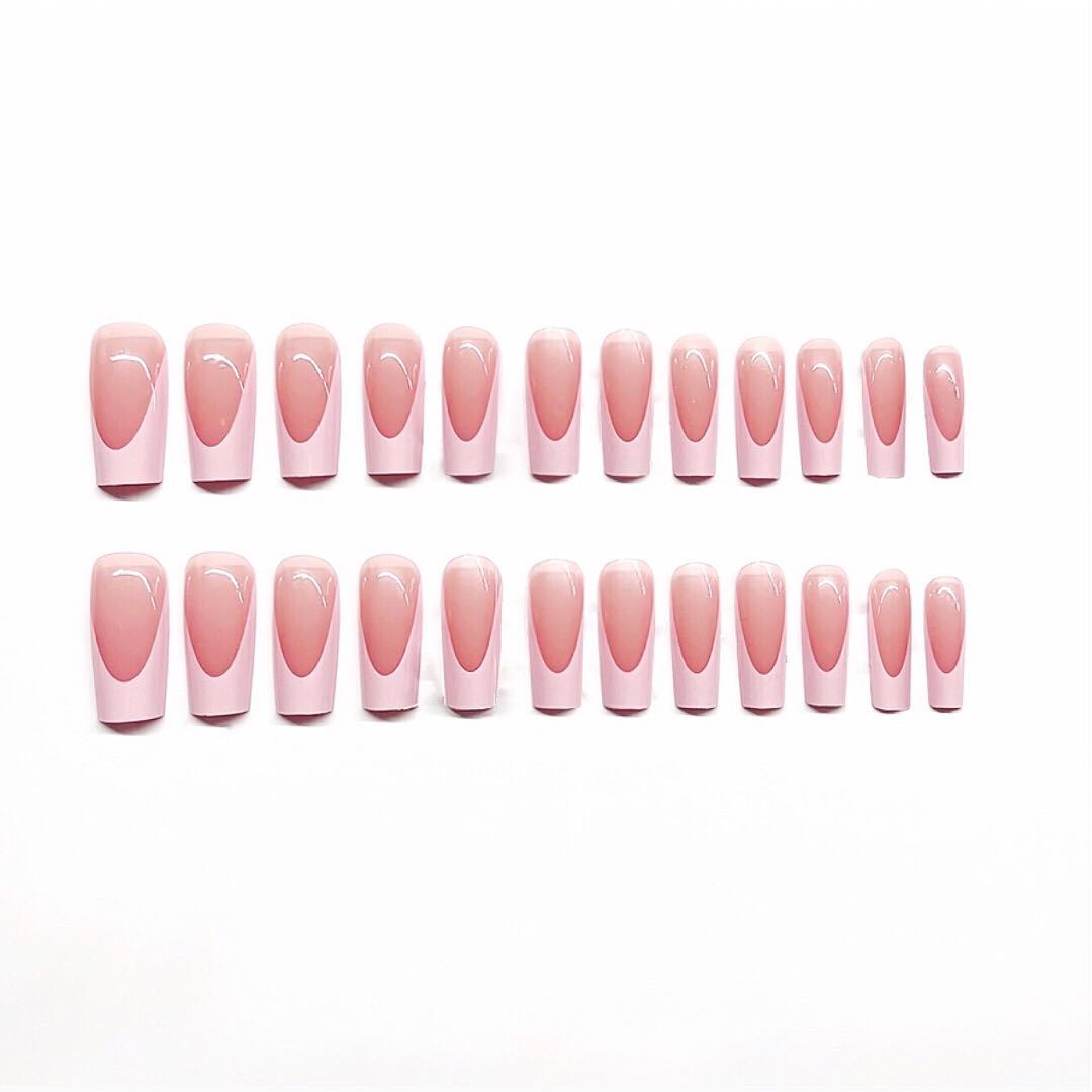Elegantes French Tip Nagelset Karnz