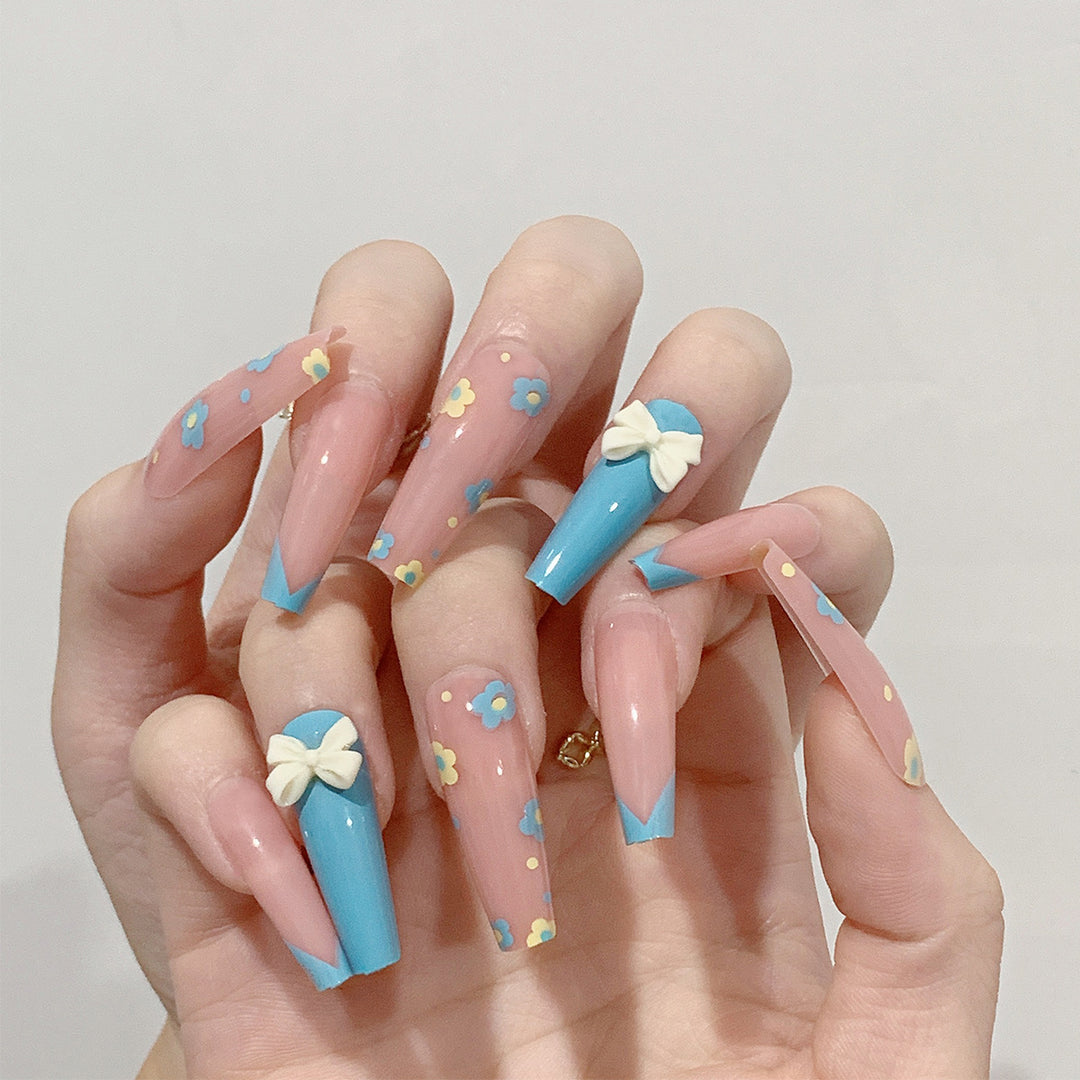 Kunstvolle undverspielte Nagelverlängerungen mit Blumenmotiven Karnz