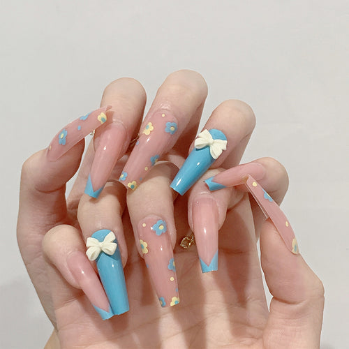 Kunstvolle undverspielte Nagelverlängerungen mit Blumenmotiven Karnz