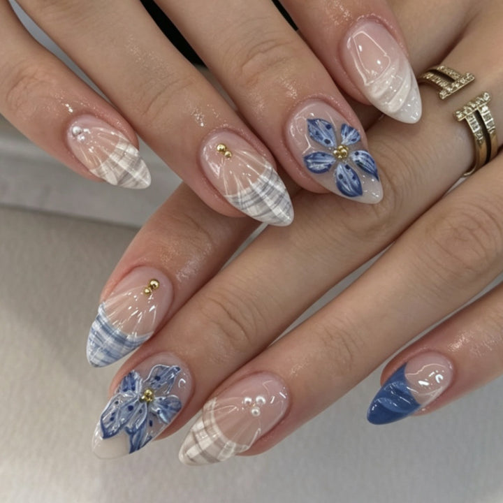 Kunstnägel mit Floralem Design und Eleganten Spitzen Karnz