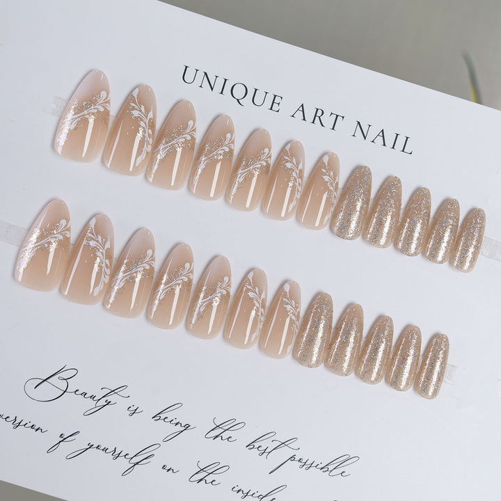 Glamouröse mit Kristallen verzierte Nagelkunst