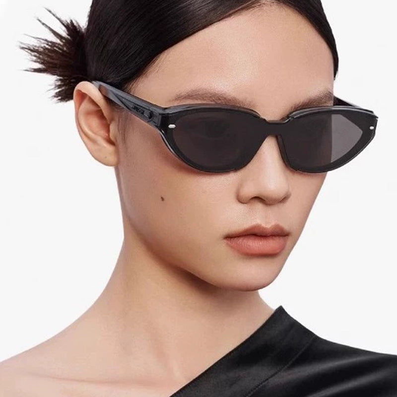 Damen modische Sonnenbrille mit zeitgemäßem Design und schützendem UV-Filter Karnz