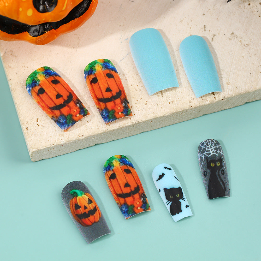 Kunstnägel im kreativen Halloween-Design Karnz