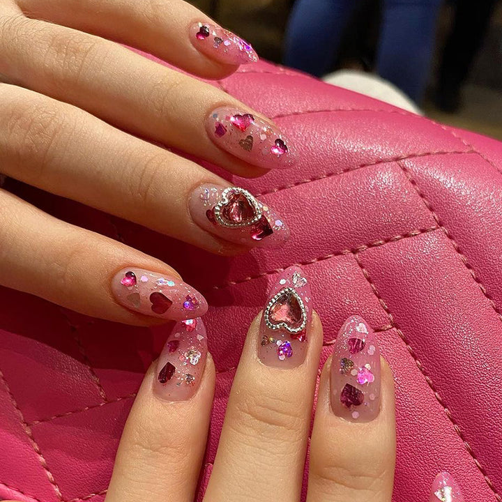 Kunstvolle Nagelkunst mit verspielten Herzmotiven und Glitzer Karnz