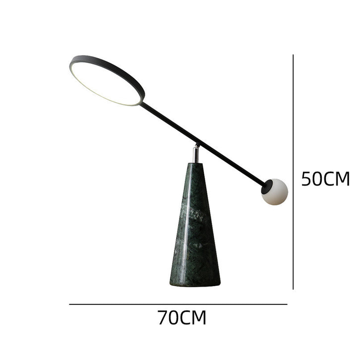 Moderne verstellbare Schreibtischlampe mit geometrischem Sockel