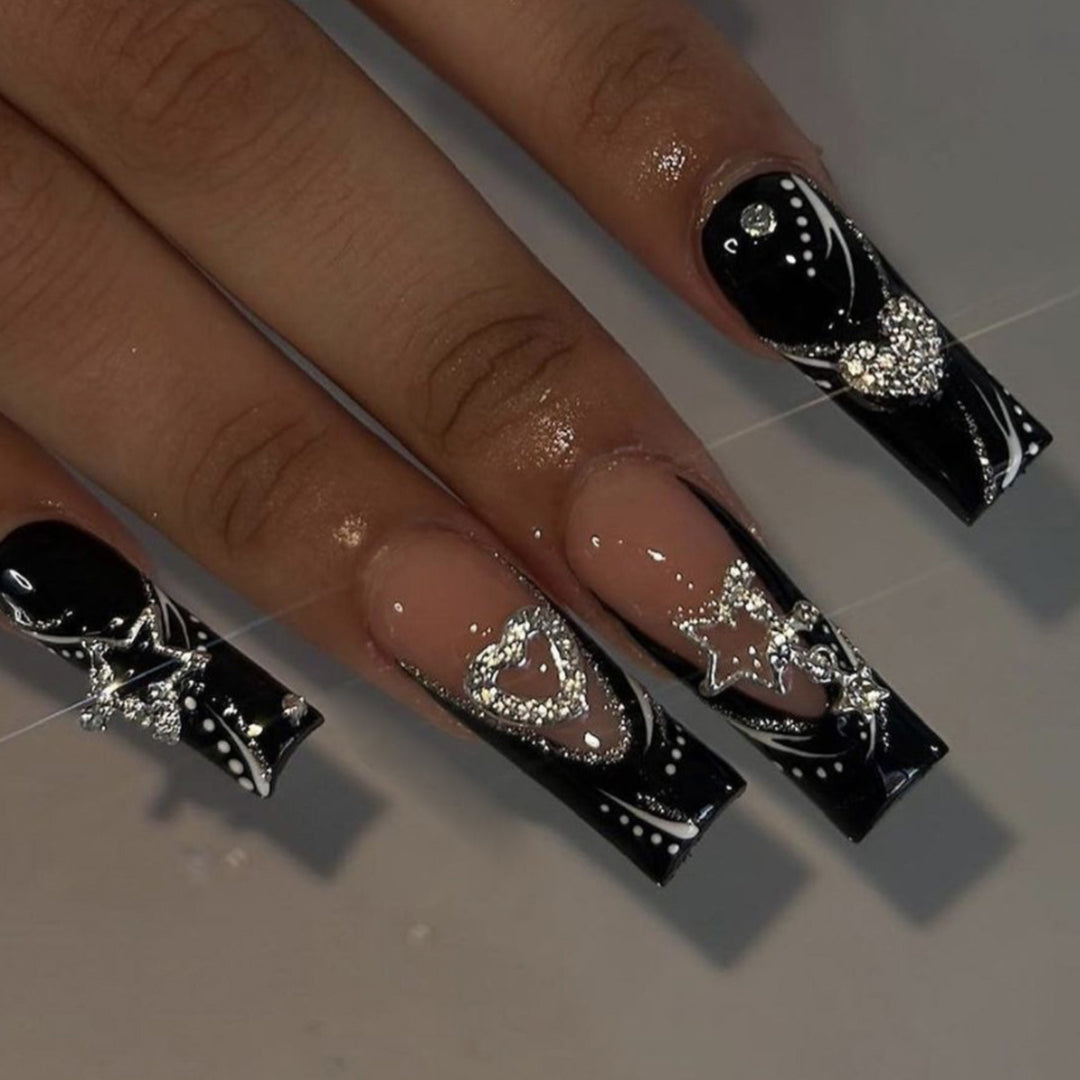 Künstlerisches langes Press-On-Nageldesign mit Strassakzenten Karnz