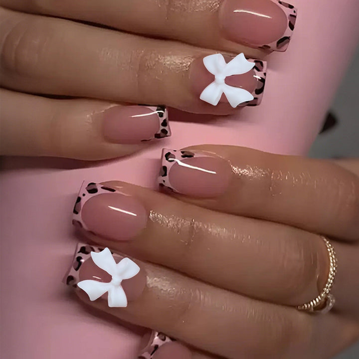 Kunstnagelset mit bunten Schleifen- und Leopardenmotiven Karnz