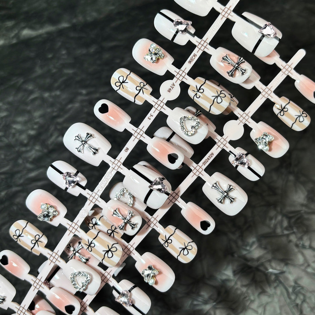 Glamouröses Press-On Nail Set mit stilvollen Verzierungen