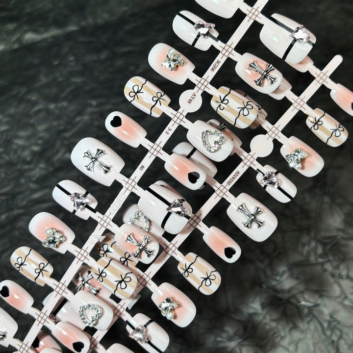 Glamouröses Press-On Nail Set mit stilvollen Verzierungen