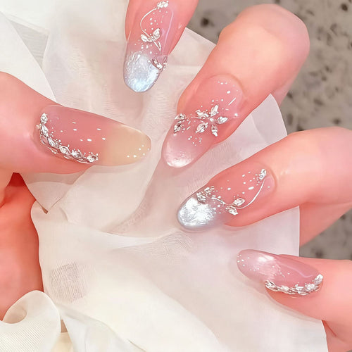 Kunstnagelset mit glänzenden 3D-Akzenten Karnz