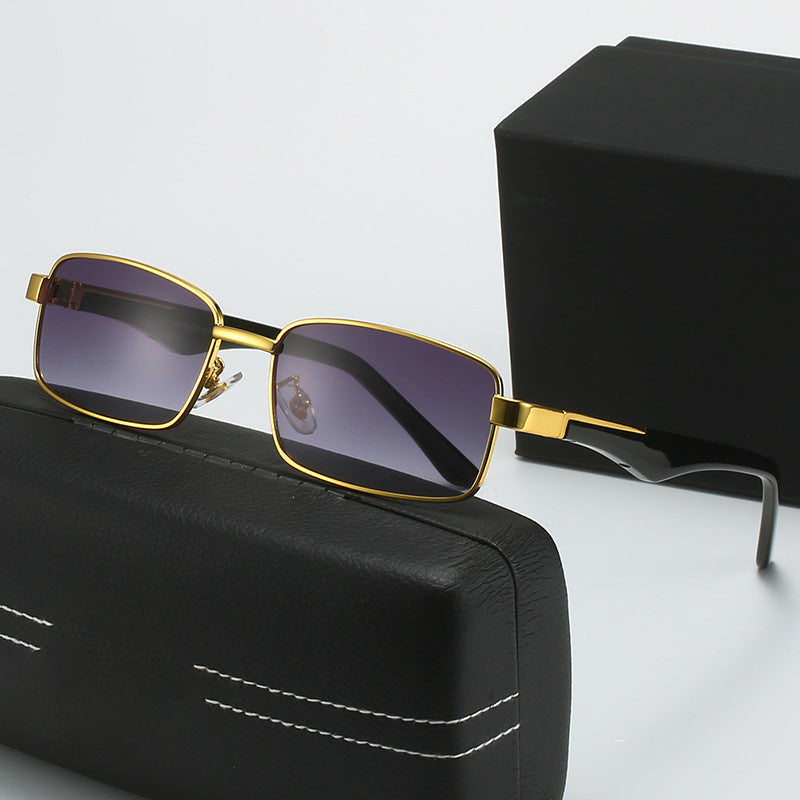 Damen Korrektionsbrille mit elegantem goldfarbenem Rahmen und stylischem Design Karnz