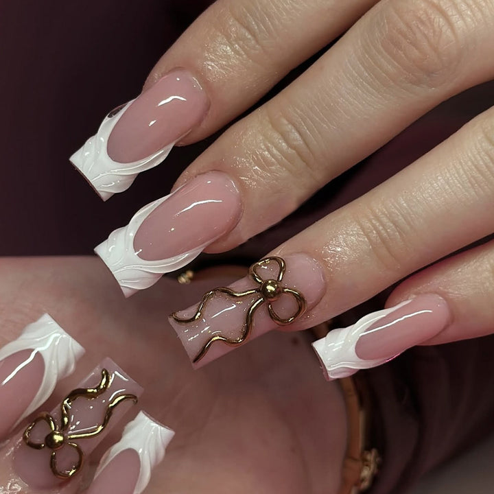 Kunstnagelset mit luxuriösen goldenen Akzenten und elegantem Design Karnz
