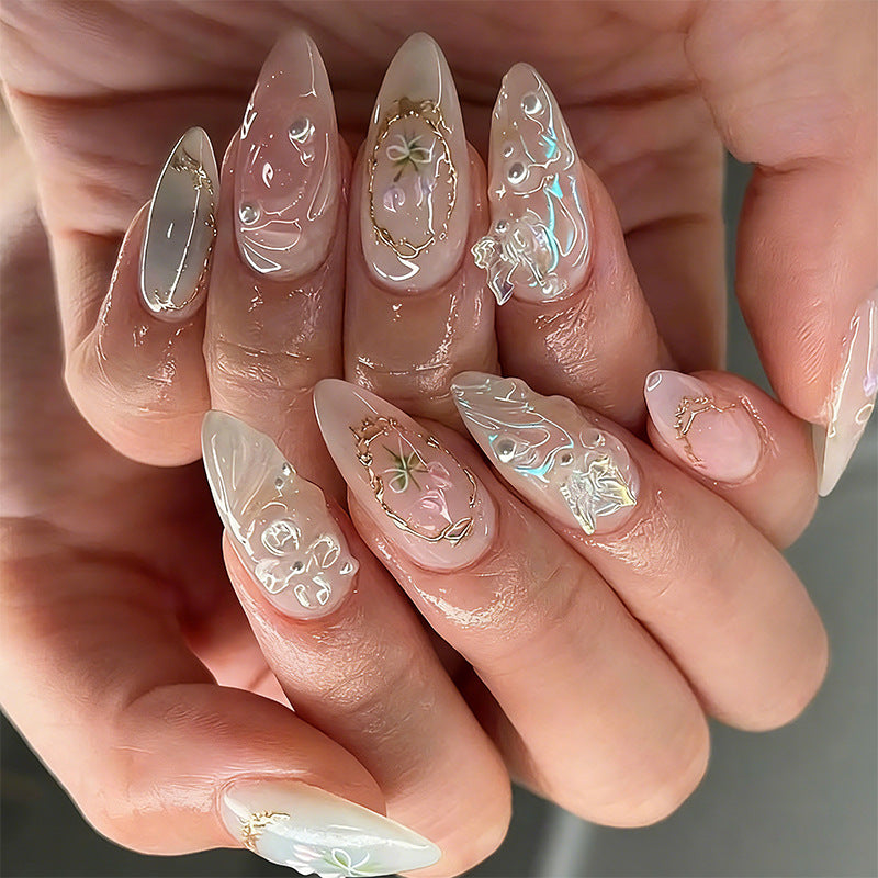 Kunstnagelset mit filigranen blumenartigen Verzierungen Karnz