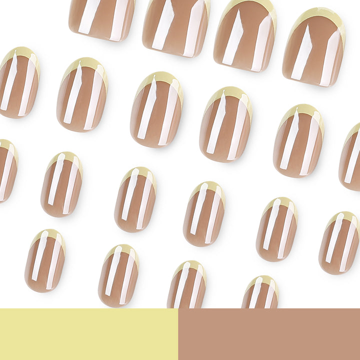 Elegante Nagelkunst mit durchscheinendem Farbverlauf und präzisem French-Tip Karnz