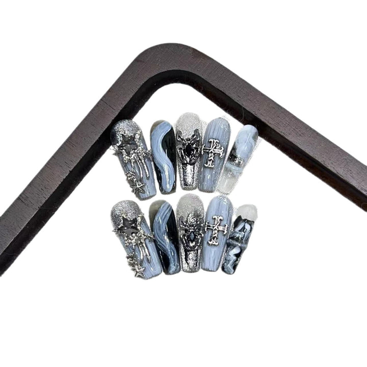 Glamouröses Press-On Nagelkunstset mit dekorativen metallischen Elementen Karnz