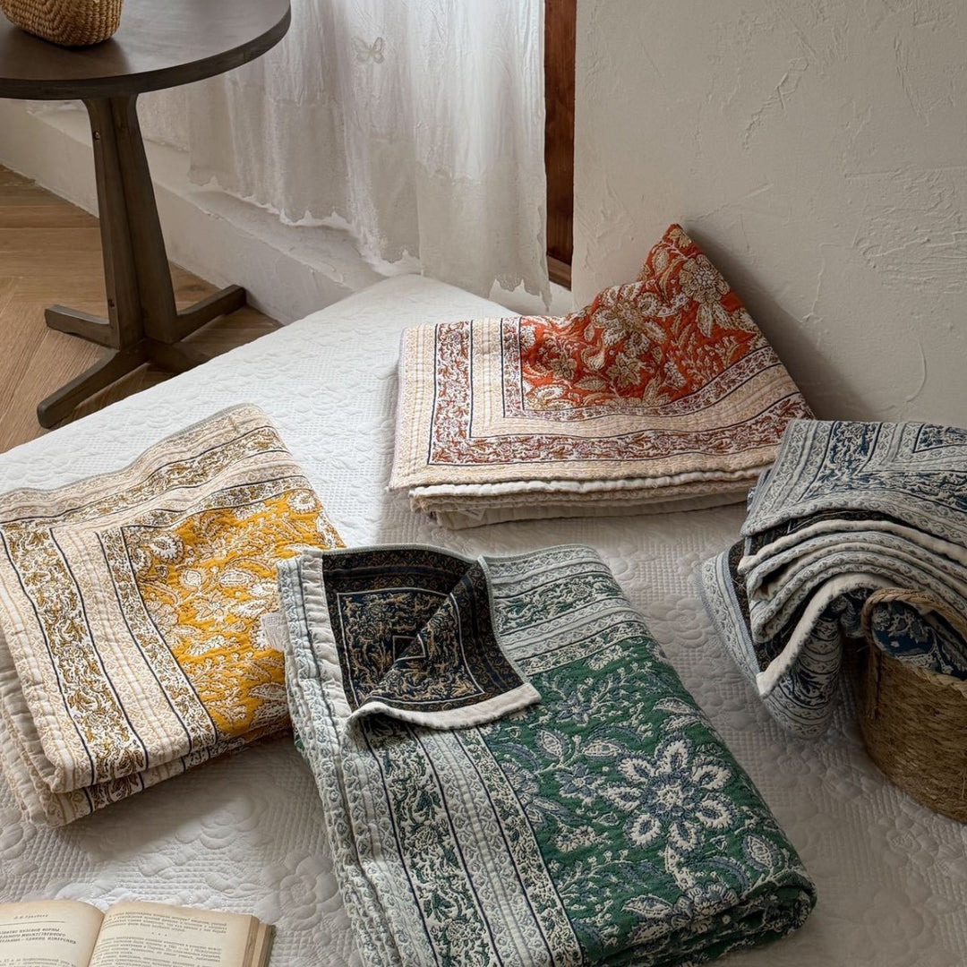 Handgefertigte florale Kantha-Stil Baumwoll-Decke mit passenden Kissenbezügen