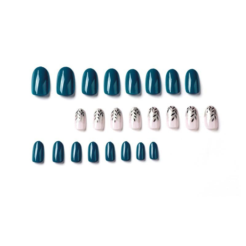 Elegante Nagelkunst mit floralem Akzent und metallischen Details Karnz