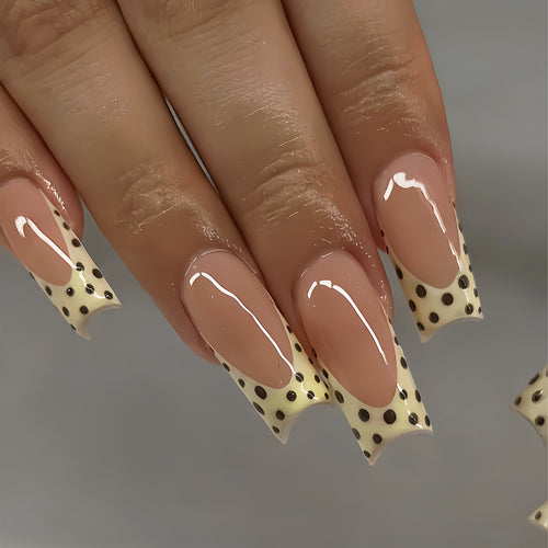 Künstlerische lange Nagelverlängerungen mit Punkten Design Karnz