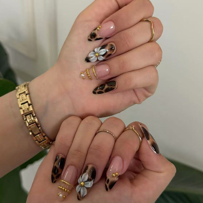 Künstlerische von Blumen inspirierte Press-On-Nagelkunst Karnz
