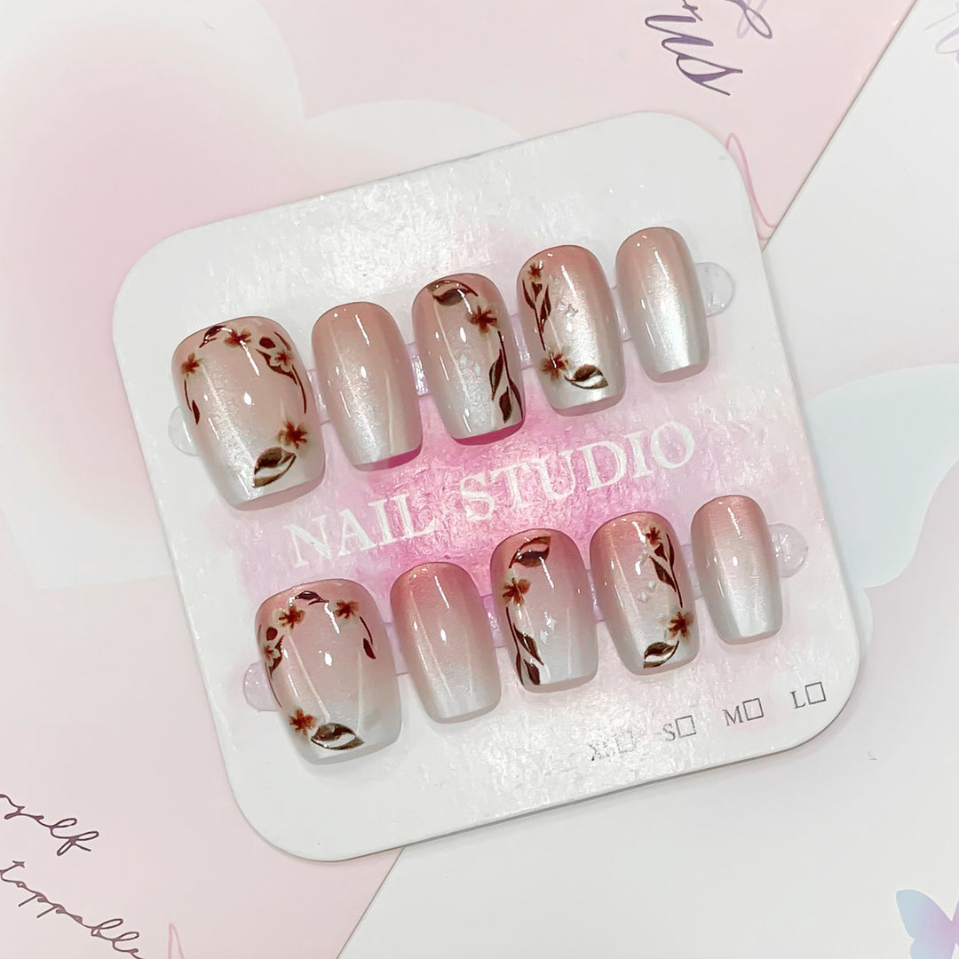 Kunstvolle Nagelspitzen mit floralen Akzenten Karnz