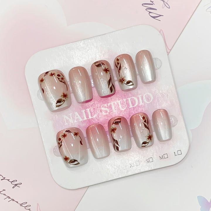 Kunstvolle Nagelspitzen mit floralen Akzenten Karnz