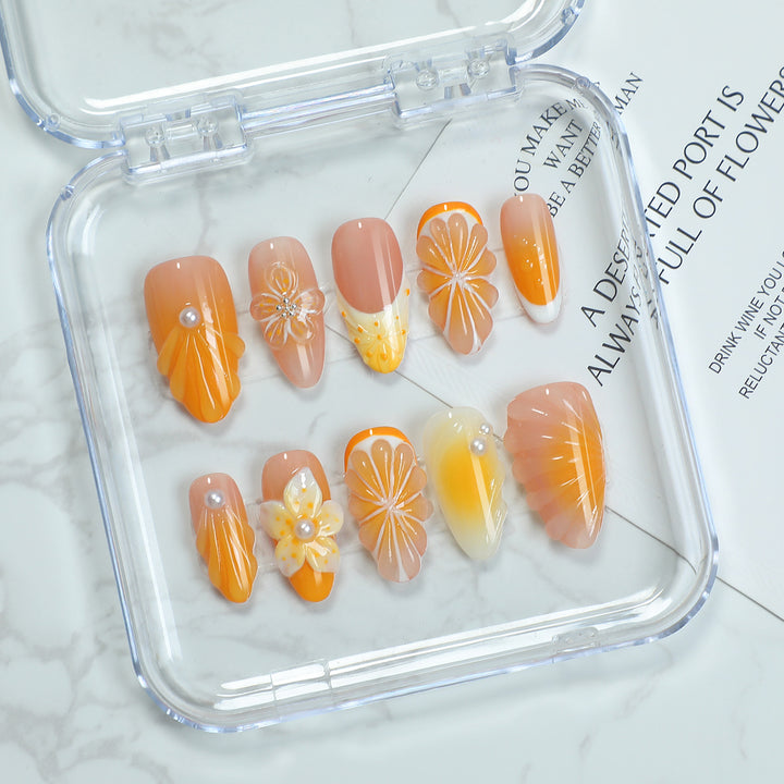 Kreatives Kunstnagelset mit floralen und Glitzerverzierungen Karnz