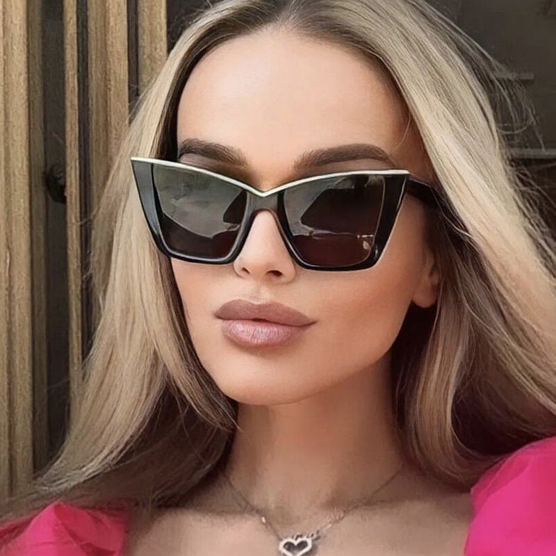Damen extravagante Sonnenbrille mit einzigartigem Design und goldenen Akzenten Karnz