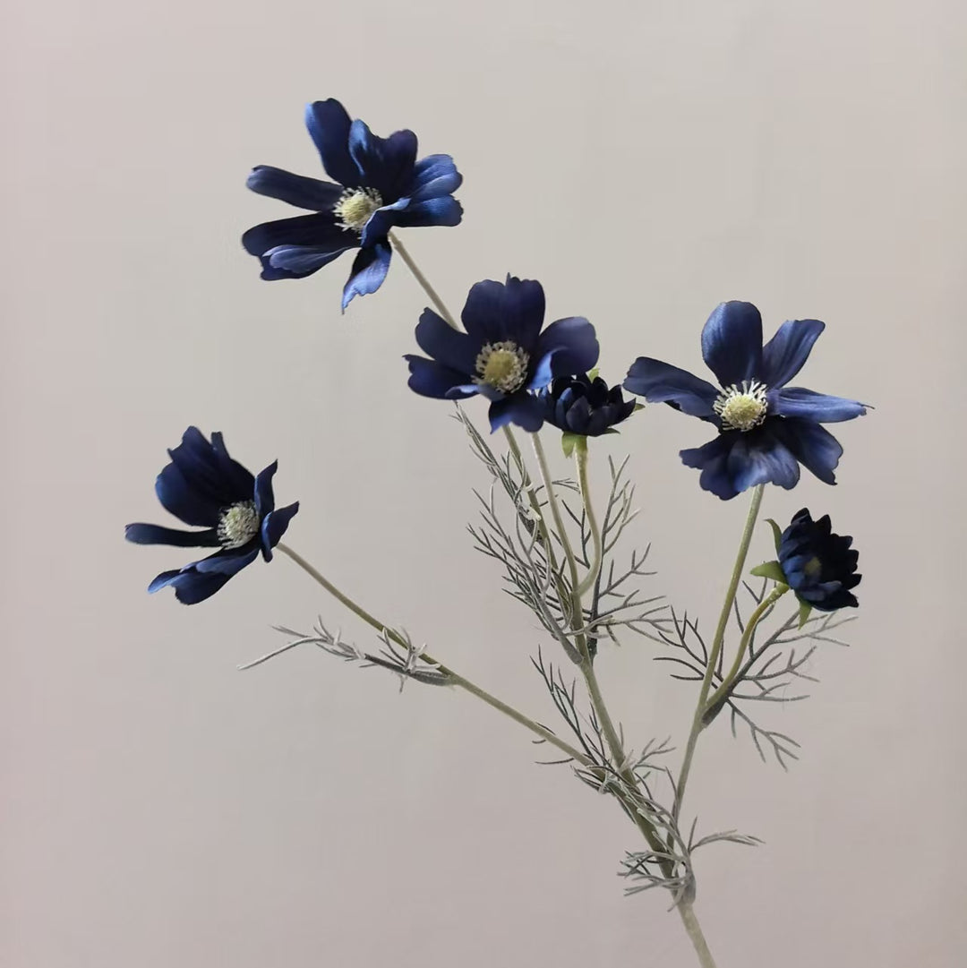 Lebensechte Cosmos-Blume Stiel